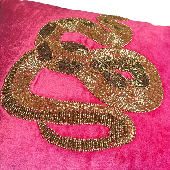 World Traveler Collection NWT Hot Pink Velvety Gold Beaded Snake 18” Sq Pillow - Picture 4 of 8